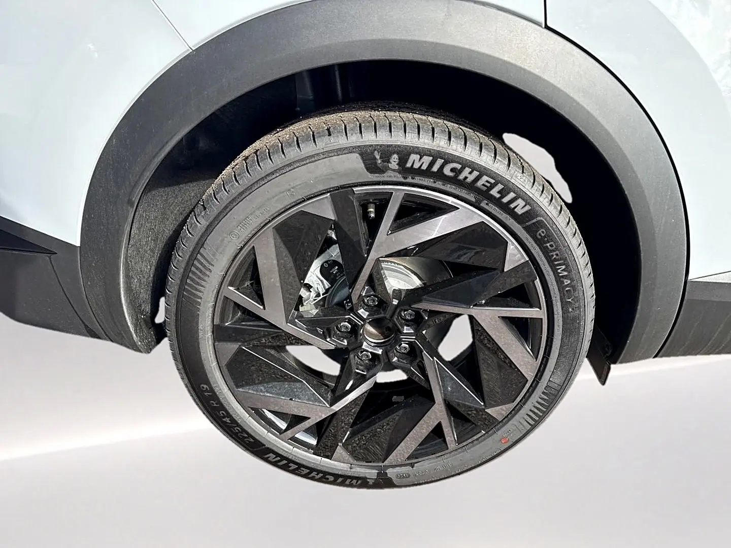 Gros plan sur la roue avant droite du Renault Symbioz gris rafale, avec jante alu noire au design géométrique.