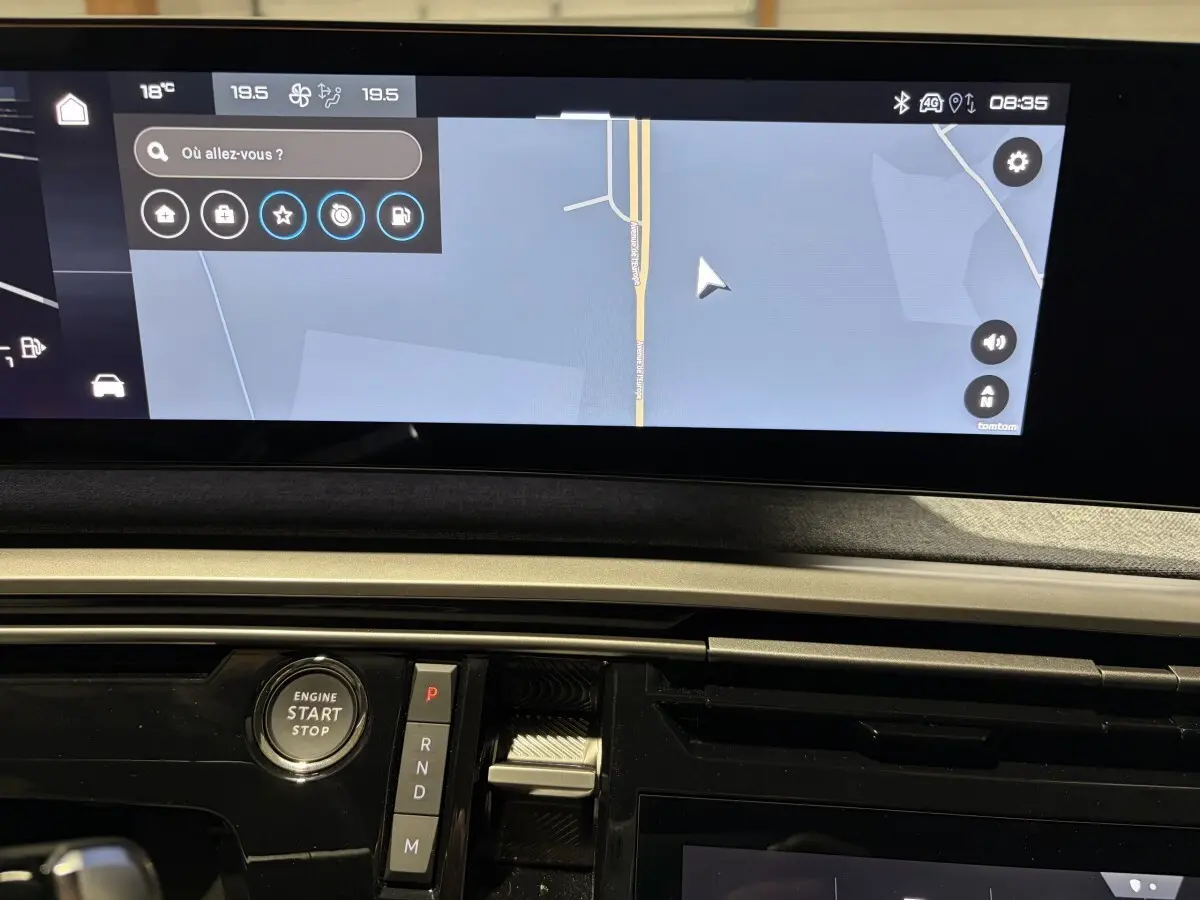 Gros plan intérieur sur la console centrale du Peugeot 3008 blanc, avec bouton démarrage et écran tactile de navigation.