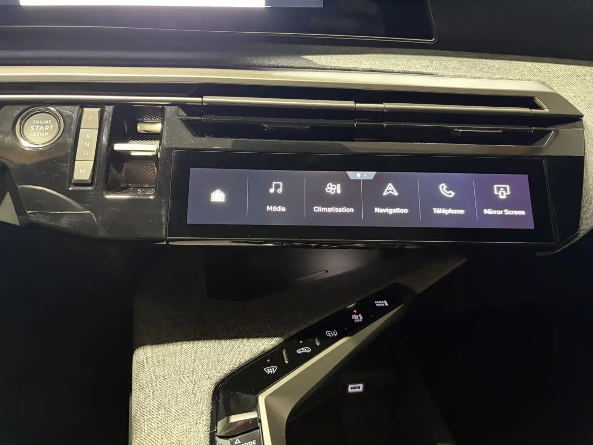 Vue rapprochée de la console centrale du Peugeot 3008 blanc 2026, avec écran tactile et bouton démarrage visible.