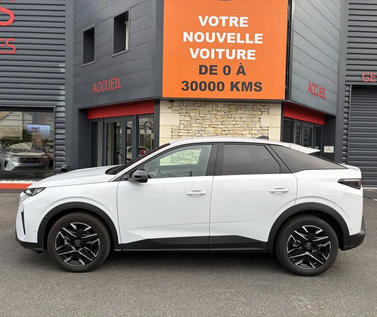 Profil côté gauche du Peugeot 3008 blanc hybride 2026 avec toit noir et jantes noires distinctives.