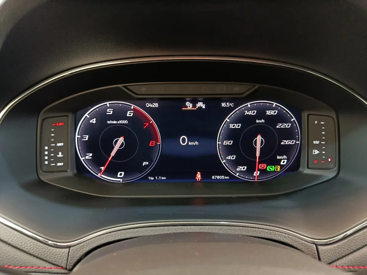 Tableau de bord numérique du SEAT Arona 2021 affichant vitesse, compte-tours et indicateurs à l'arrêt.