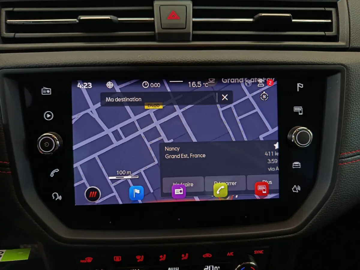 Écran tactile central du tableau de bord du SEAT Arona 2021 affichant la navigation vers Nancy, intérieur noir avec surpiqûres rouges.