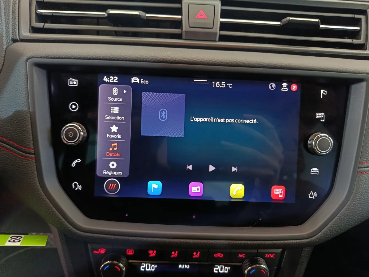 Écran tactile central du tableau de bord du SEAT Arona 2021 avec interface Bluetooth et commandes climatisation visibles.