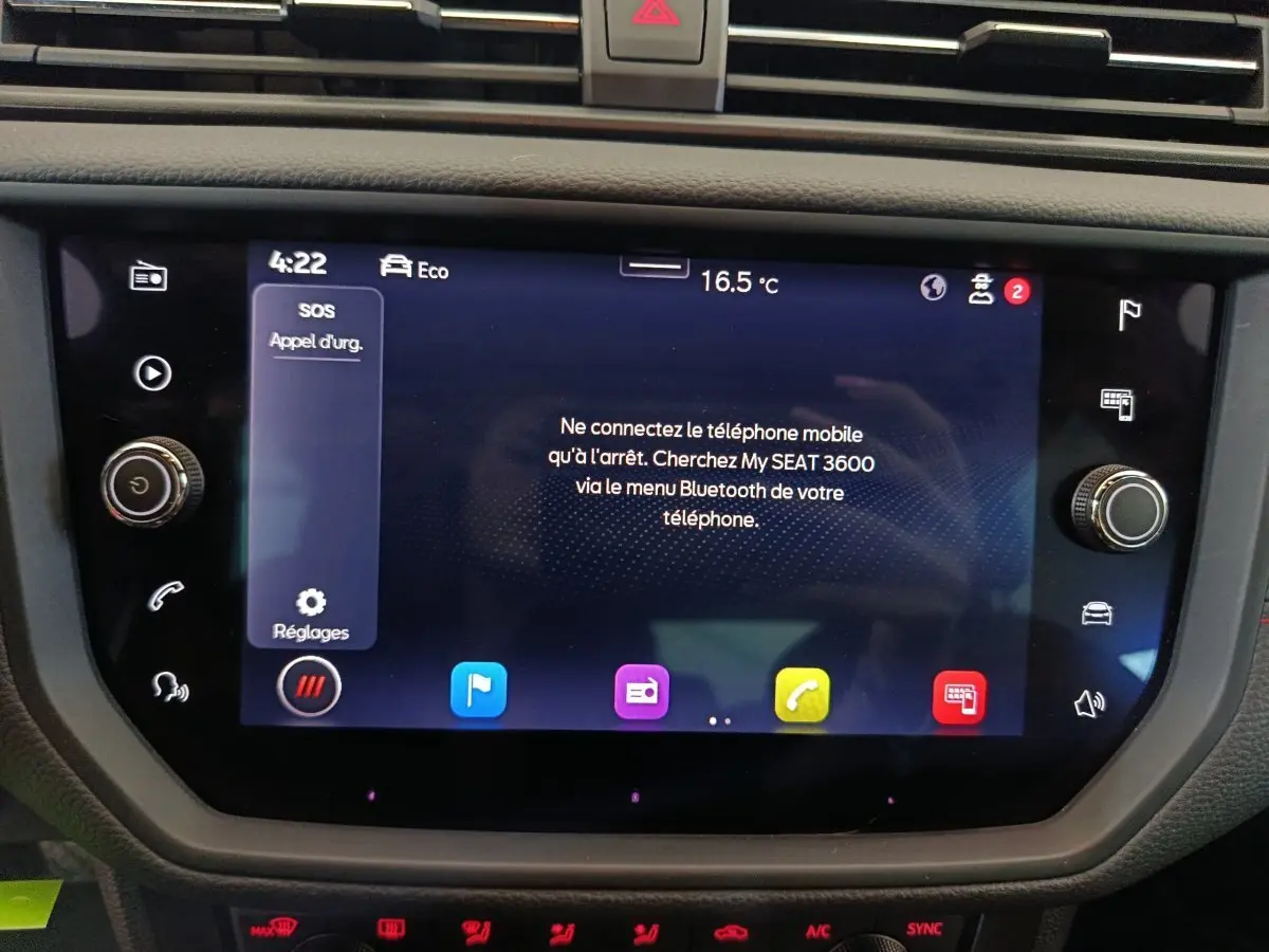 Écran tactile central du tableau de bord du SEAT Arona 2021 affichant un message Bluetooth, vue frontale rapprochée.