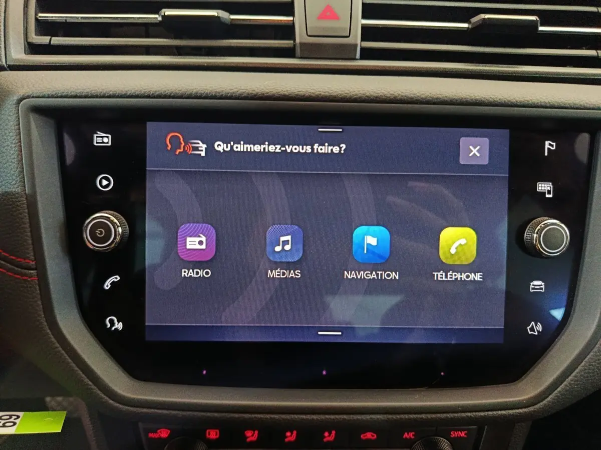Écran tactile central du tableau de bord du SEAT Arona bleu 2021 affichant les options radio, médias, navigation et téléphone.