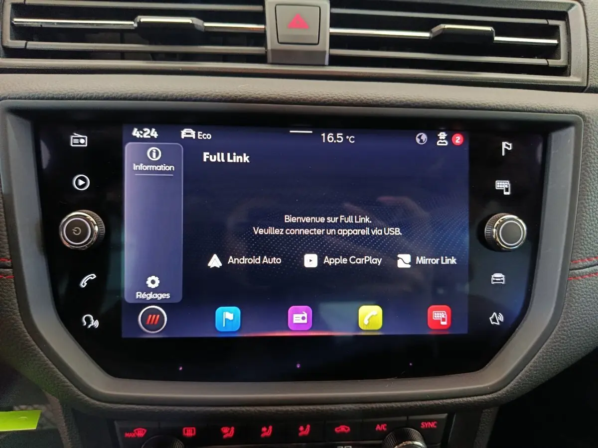 Écran tactile central du tableau de bord du SEAT Arona 2021 affichant la connexion Full Link avec Android Auto et Apple CarPlay.
