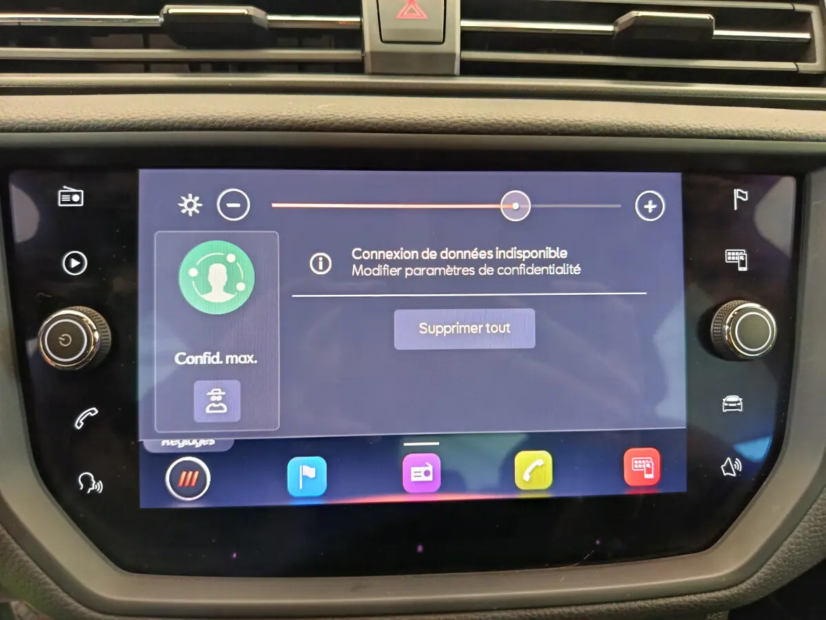 Écran tactile central du tableau de bord du SEAT Arona 2021 affichant un message de connexion de données indisponible.