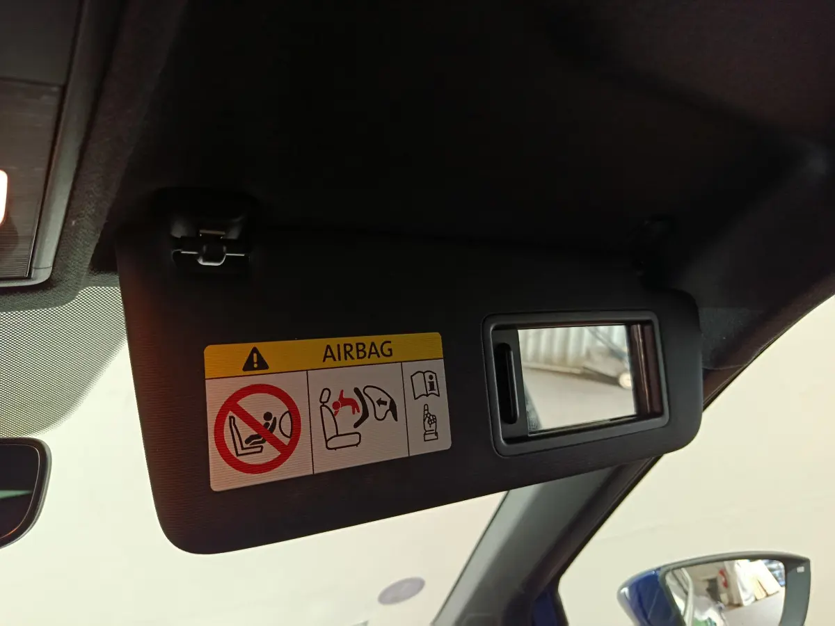 Miroir de courtoisie sur pare-soleil côté conducteur d'un SEAT Arona bleu, intérieur vu de près