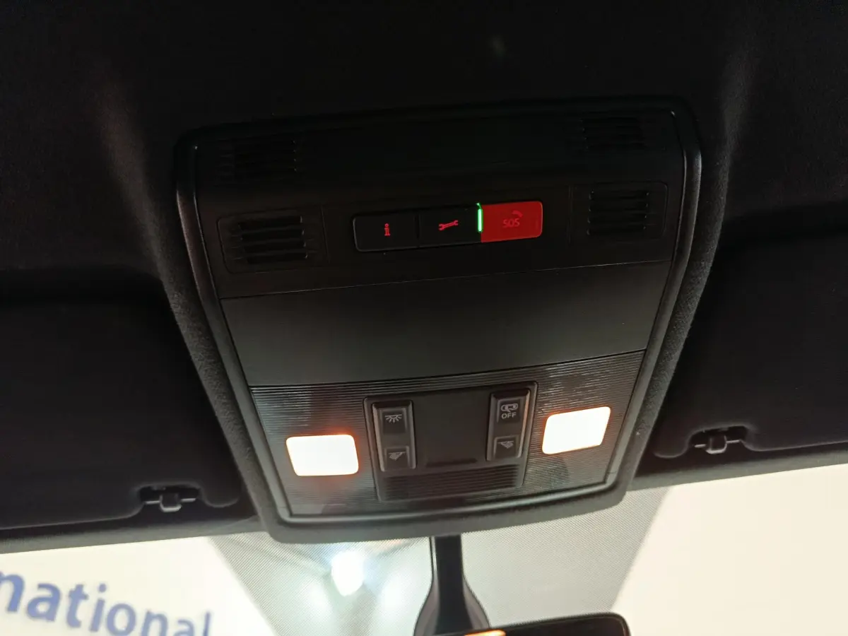 Plafonnier intérieur avec éclairage et boutons SOS dans un SEAT Arona bleu 2021, version FR essence automatique.