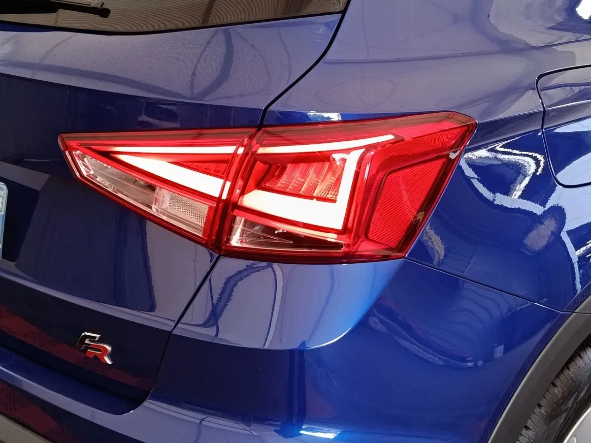 Gros plan sur le feu arrière droit rouge d'une SEAT Arona bleu métallisé version FR 2021.