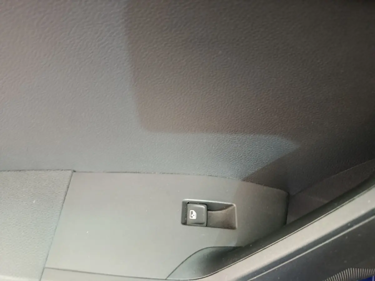 Bouton de verrouillage des portes sur la porte côté gauche d'un SEAT Arona bleu 2021, intérieur noir.