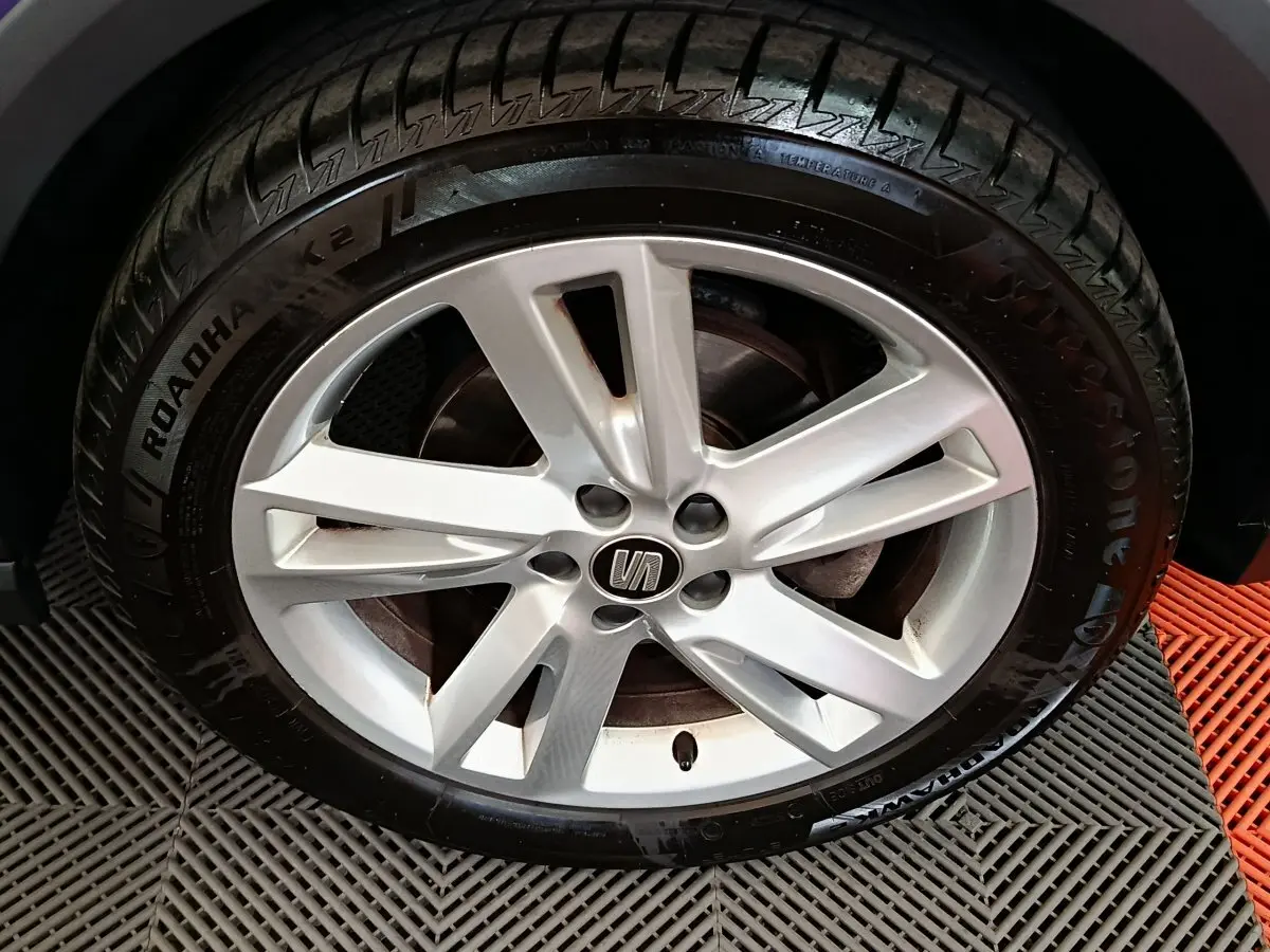 Gros plan sur la jante alliage argentée de SEAT Arona 2021, pneu Firestone et logo central visible.