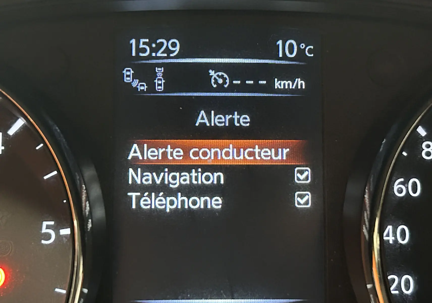 Affichage central du tableau de bord de la Nissan Pulsar gris, montrant les alertes conducteur, navigation et téléphone à 15h29.