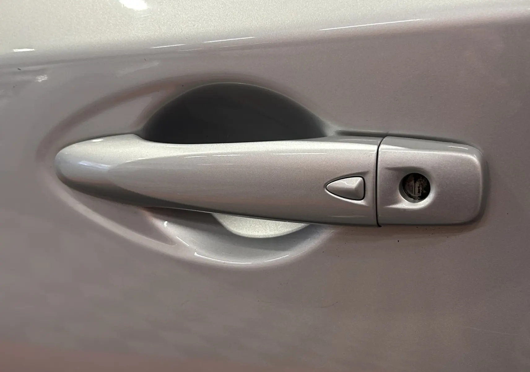 Poignée de porte gris métallisé côté droit d'une Nissan Pulsar 1.5 dCi 110ch Ultimate de 2018.