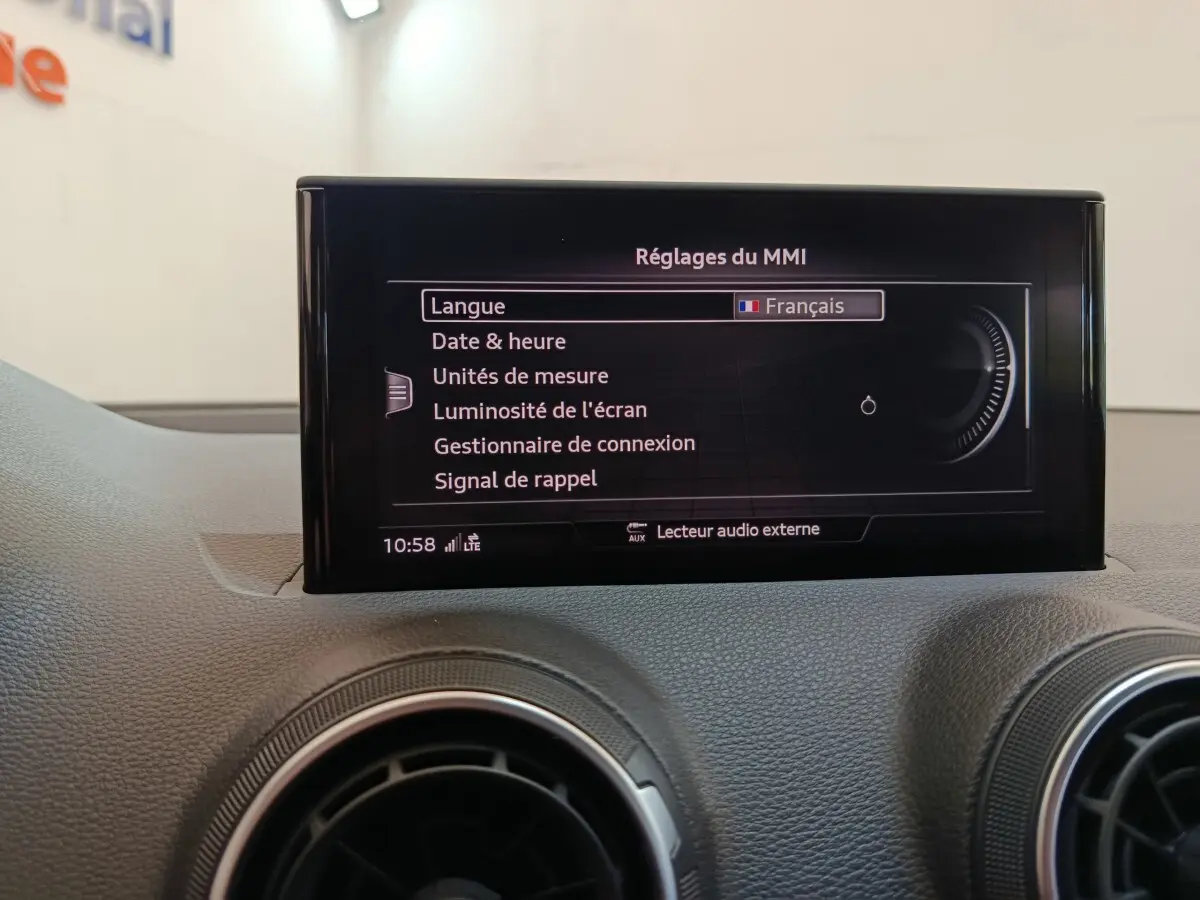 Écran tactile central affichant les réglages MMI dans l’habitacle gris foncé de l’Audi Q2 35 TFSI 2022.