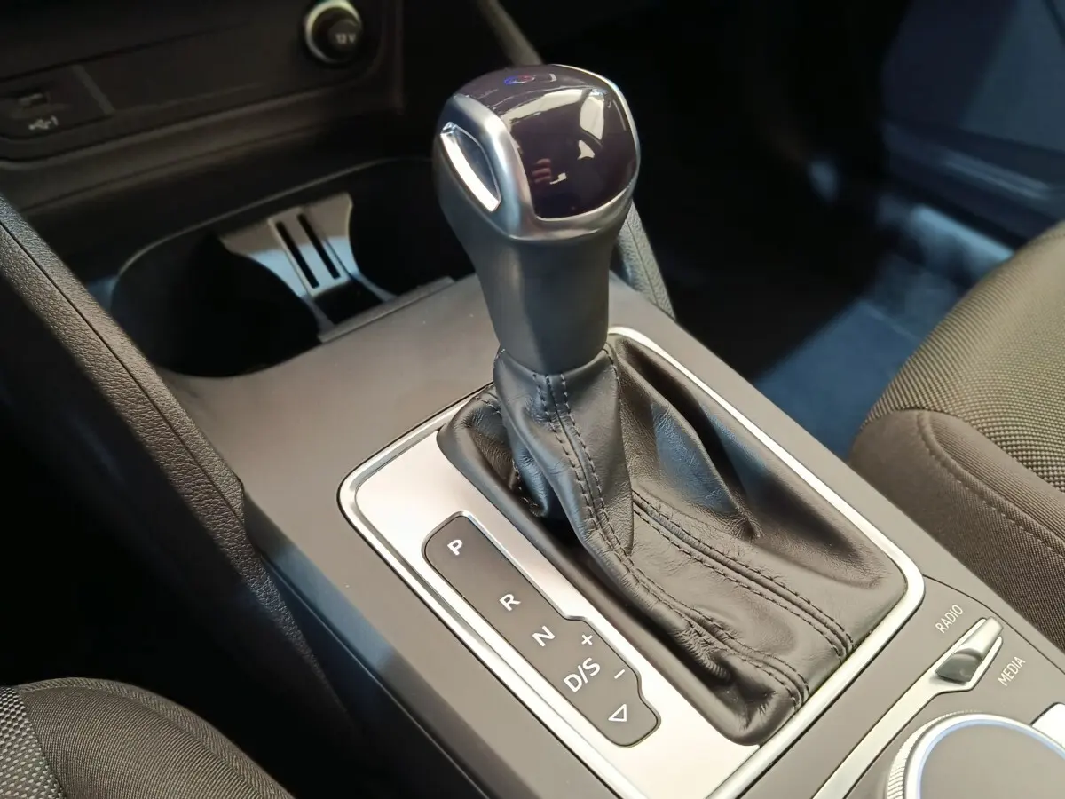 Gros plan sur le levier de vitesses automatique cuir noir de l’Audi Q2 35 TFSI 150 S Tronic Business Line 2022.