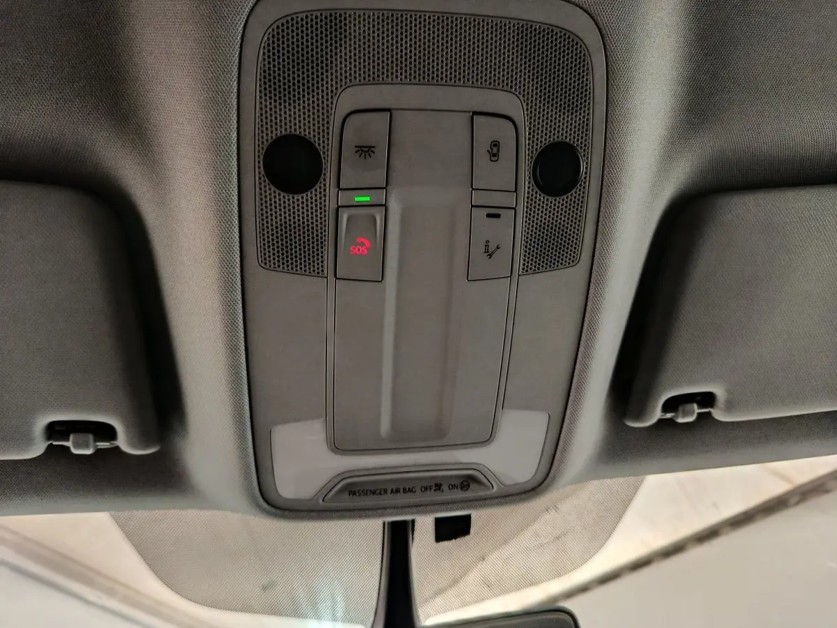 Plafonnier intérieur gris avec commandes SOS et éclairage, Audi Q2 35 TFSI 2022 essence, vue de dessous.