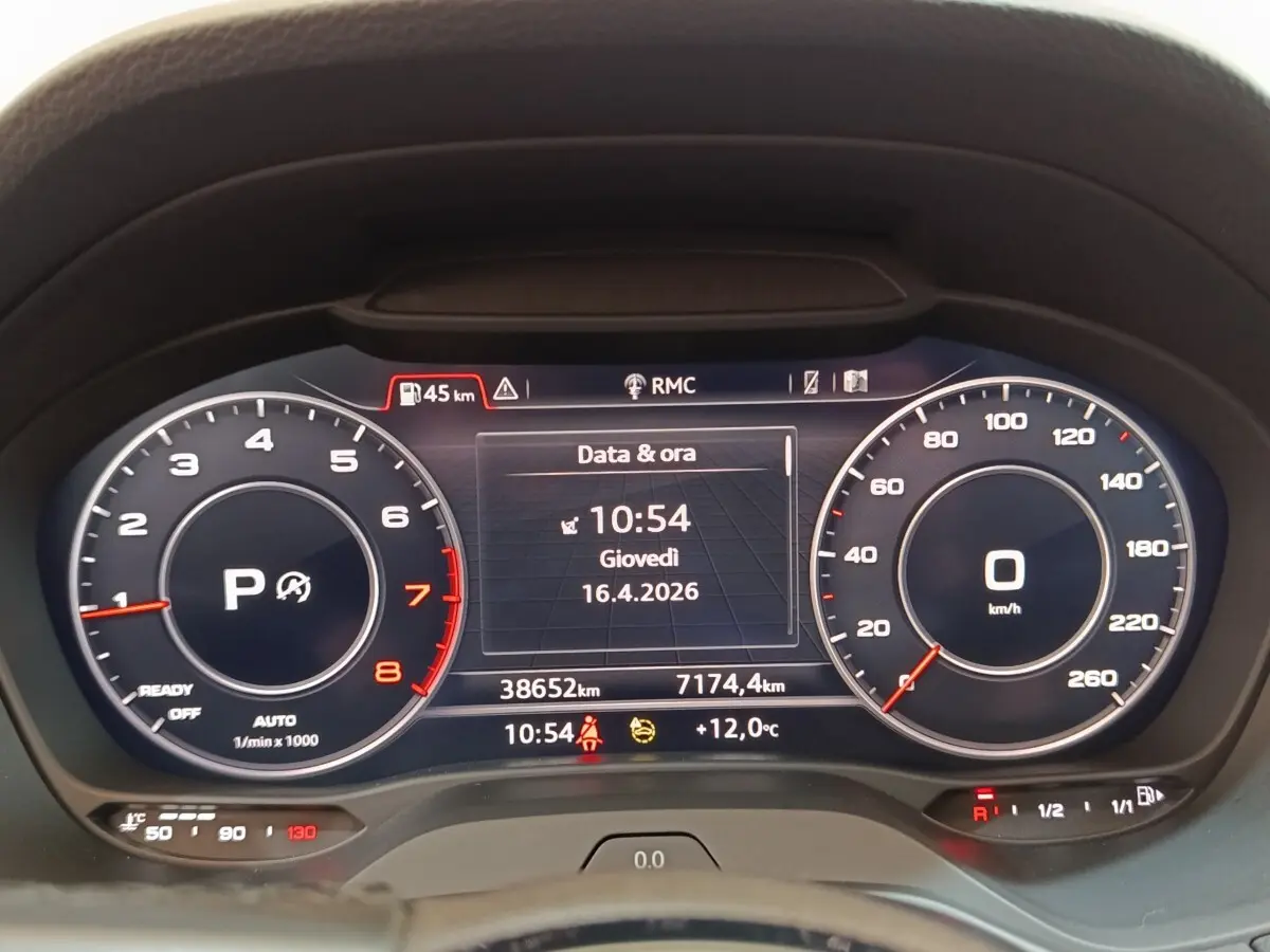 Vue rapprochée du tableau de bord digital d'Audi Q2 35 TFSI 2022 affichant vitesse, compte-tours et informations.