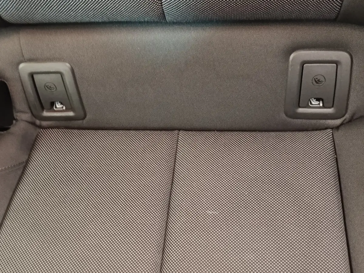 Détail de la banquette arrière grise de l'Audi Q2 35 TFSI 150 S Tronic Business Line avec fixations Isofix visibles.