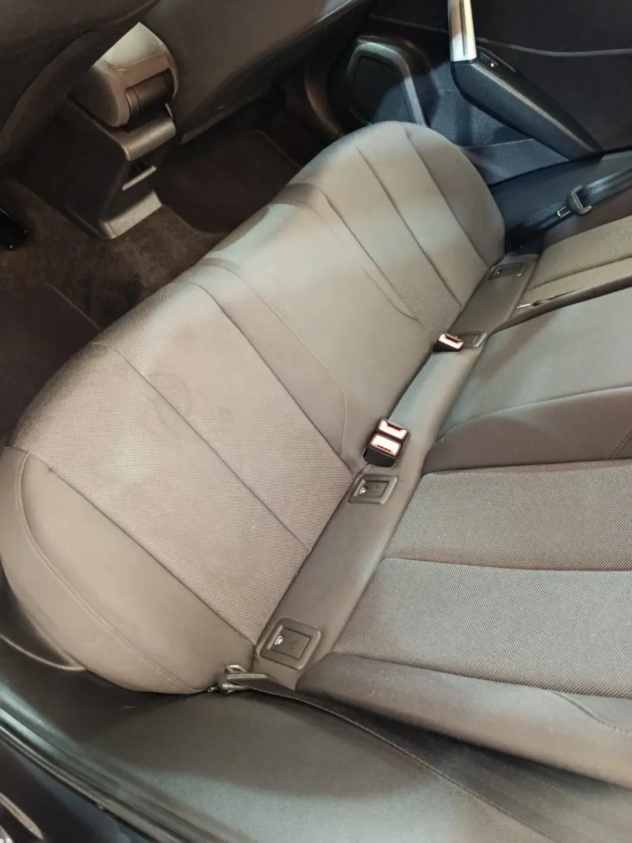 Vue rapprochée de la banquette arrière grise de l’Audi Q2 35 TFSI 150 S Tronic Business Line, avec ceintures et fixations Isofix visibles.