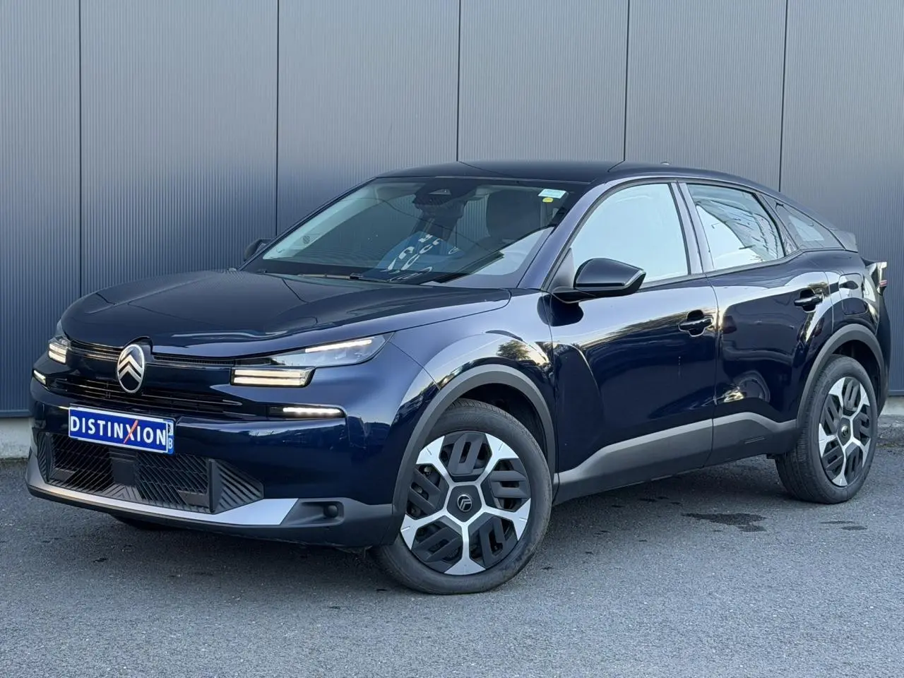 Citroën C4 Hybrid 145 bleu Eclipse en 3/4 avant droit, avec signature lumineuse LED et jantes distinctives.