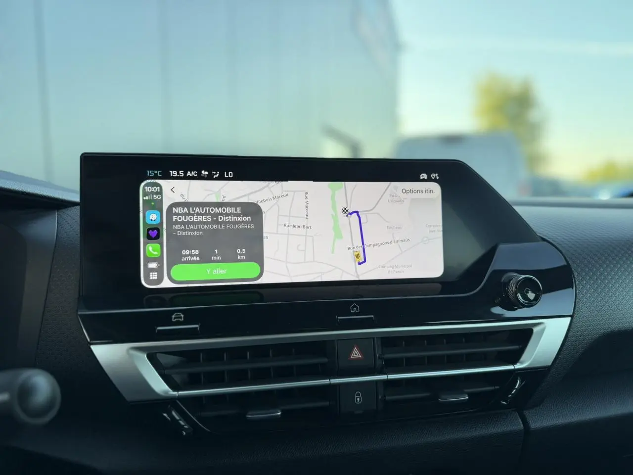 Écran tactile central 10 pouces avec navigation 3D dans l'habitacle du Citroën C4 Hybrid 145 bleu Eclipse, vue intérieure.