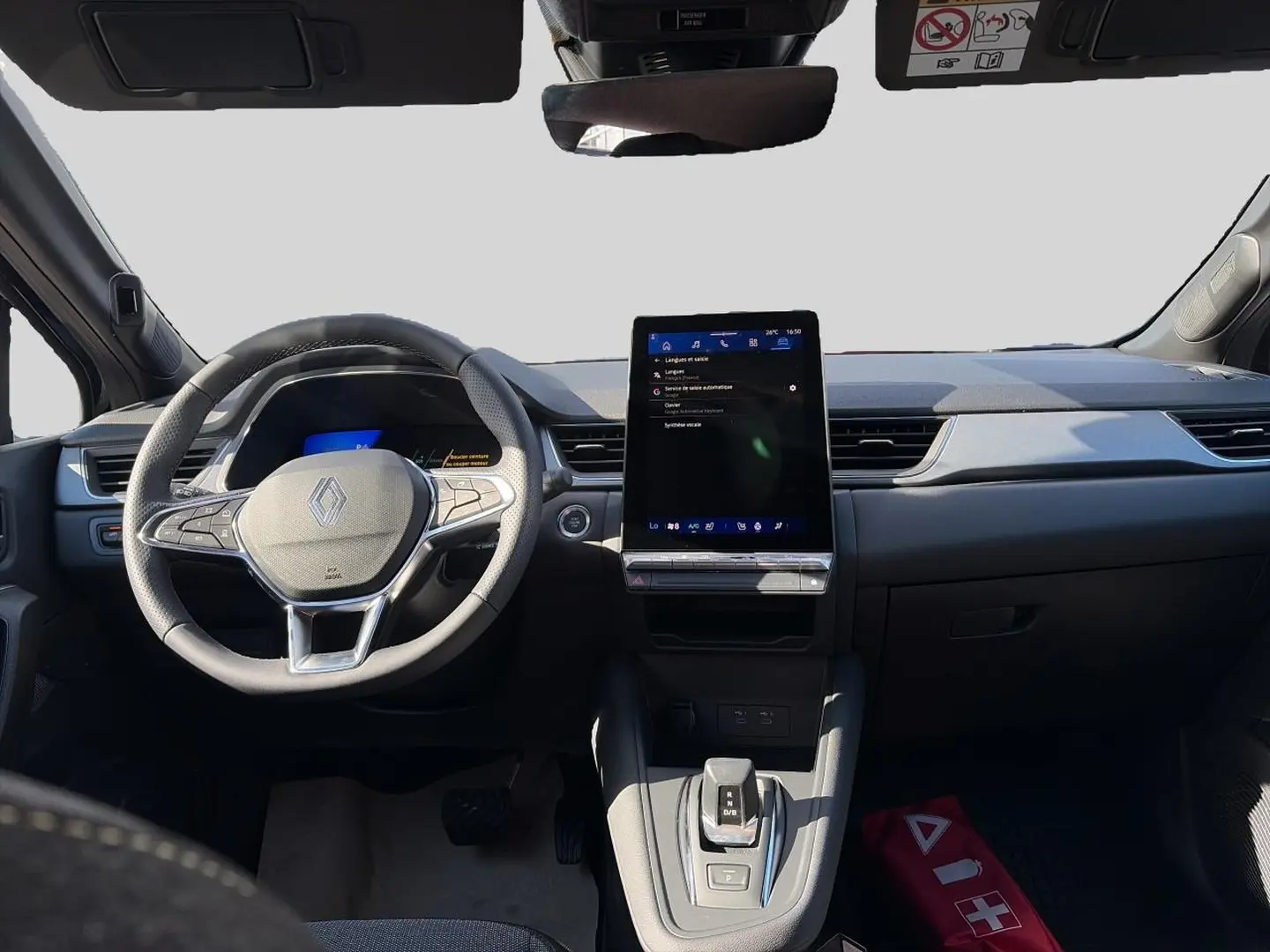 Vue intérieure avant du tableau de bord noir étoile du Renault Symbioz 2026 avec écran tactile vertical et volant multifonction.