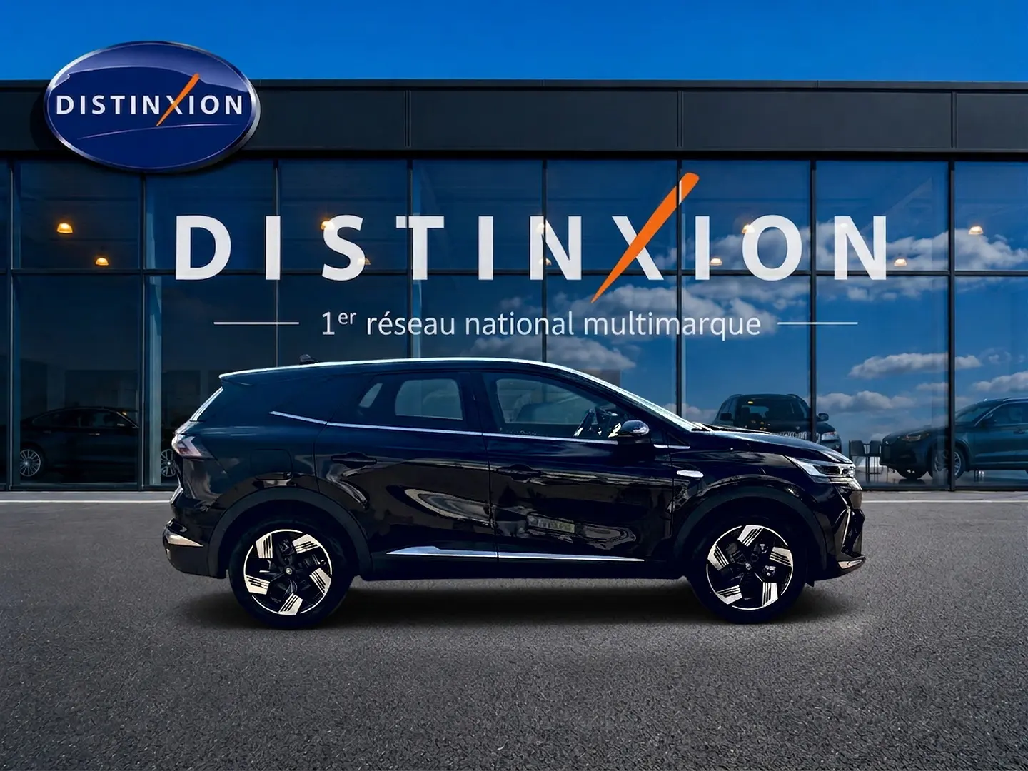 Profil droit du Renault Symbioz 1.8 e-tech full hybrid 160 techno noir étoile, avec jantes alu et vitres surteintées.