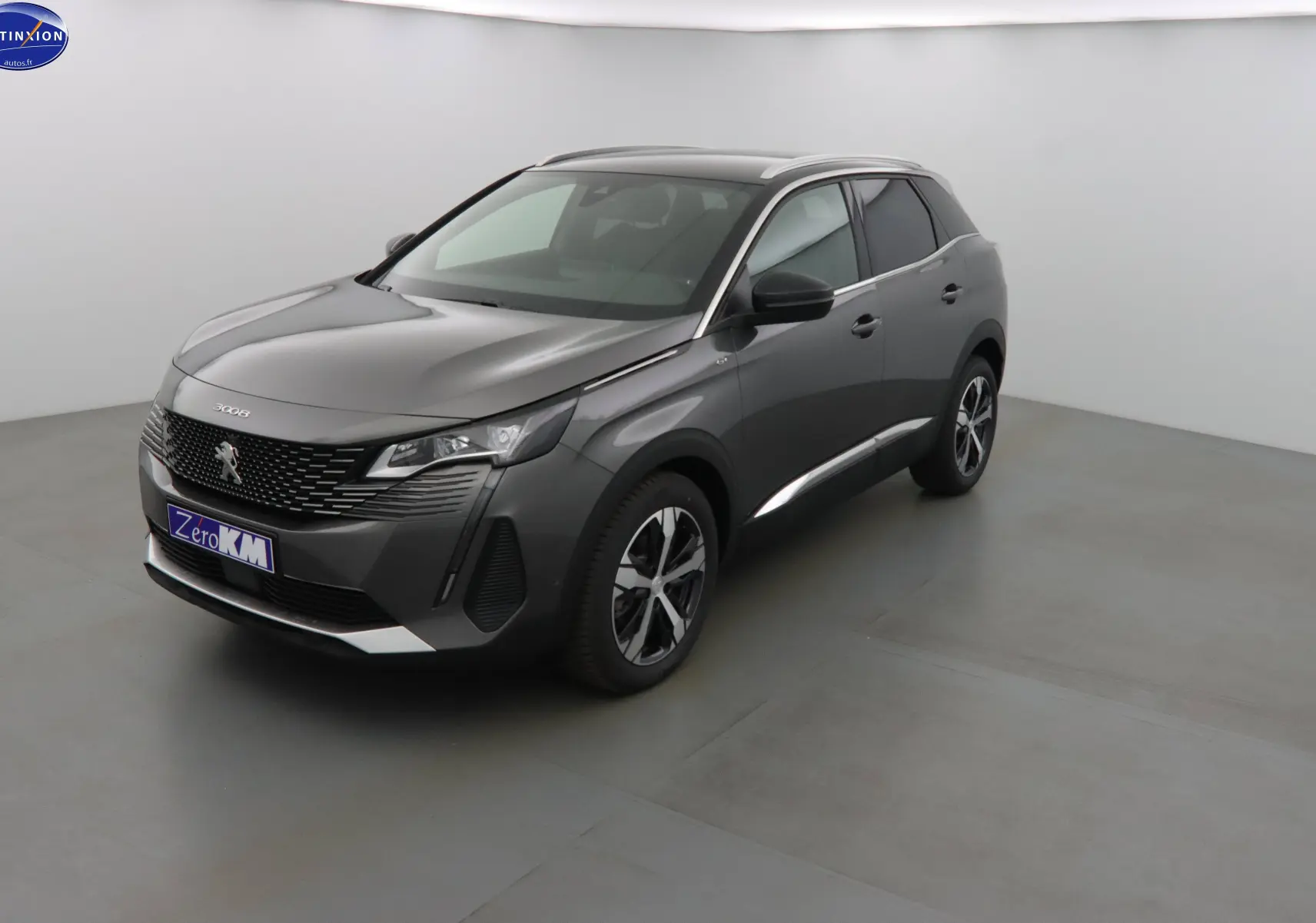 Peugeot 3008 gris platinium métal en 3/4 avant droit, avec calandre noire et jantes bi-ton visibles.