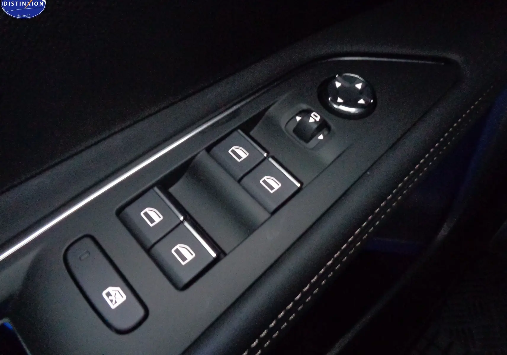 Gros plan sur les commandes de lève-vitres et réglage des rétroviseurs côté conducteur du Peugeot 3008 gris platinium.