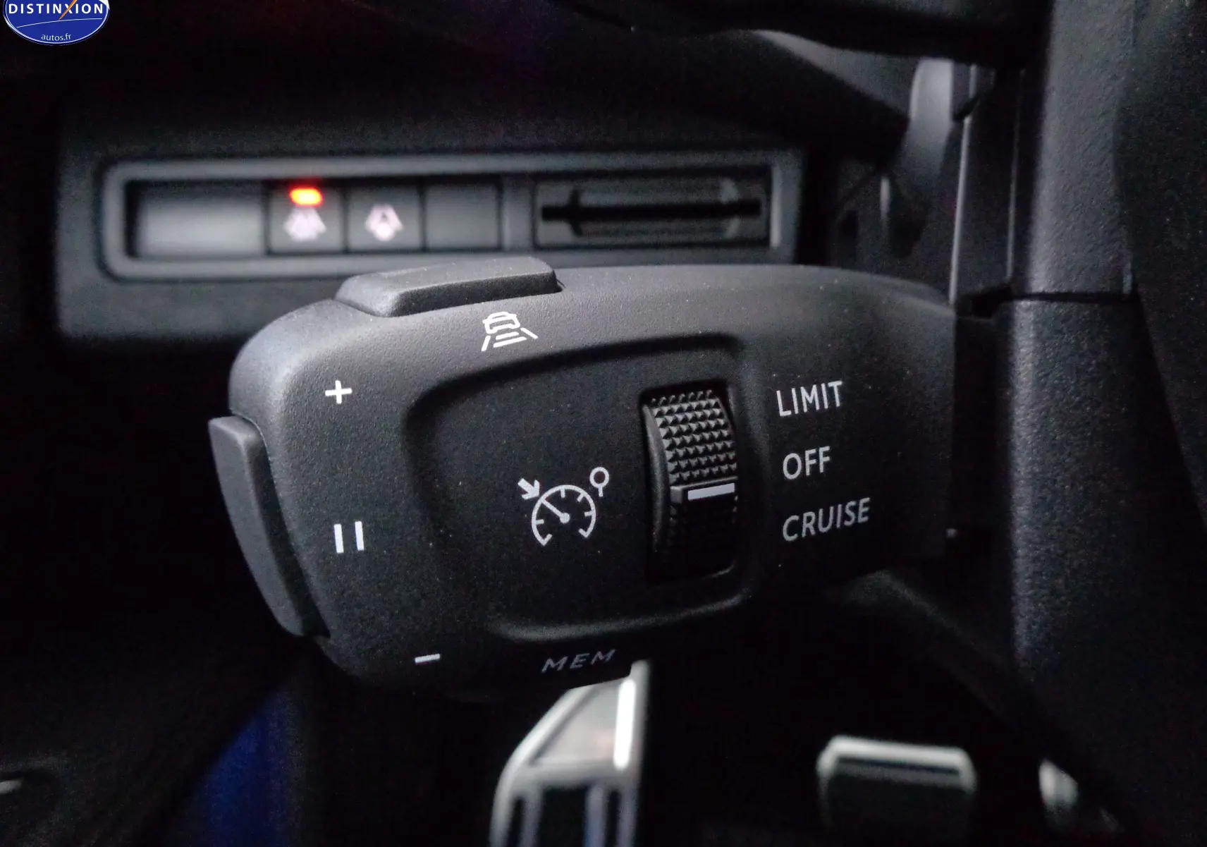 Gros plan sur la commande de régulateur de vitesse du Peugeot 3008 2023, avec boutons limitateur et cruise control.