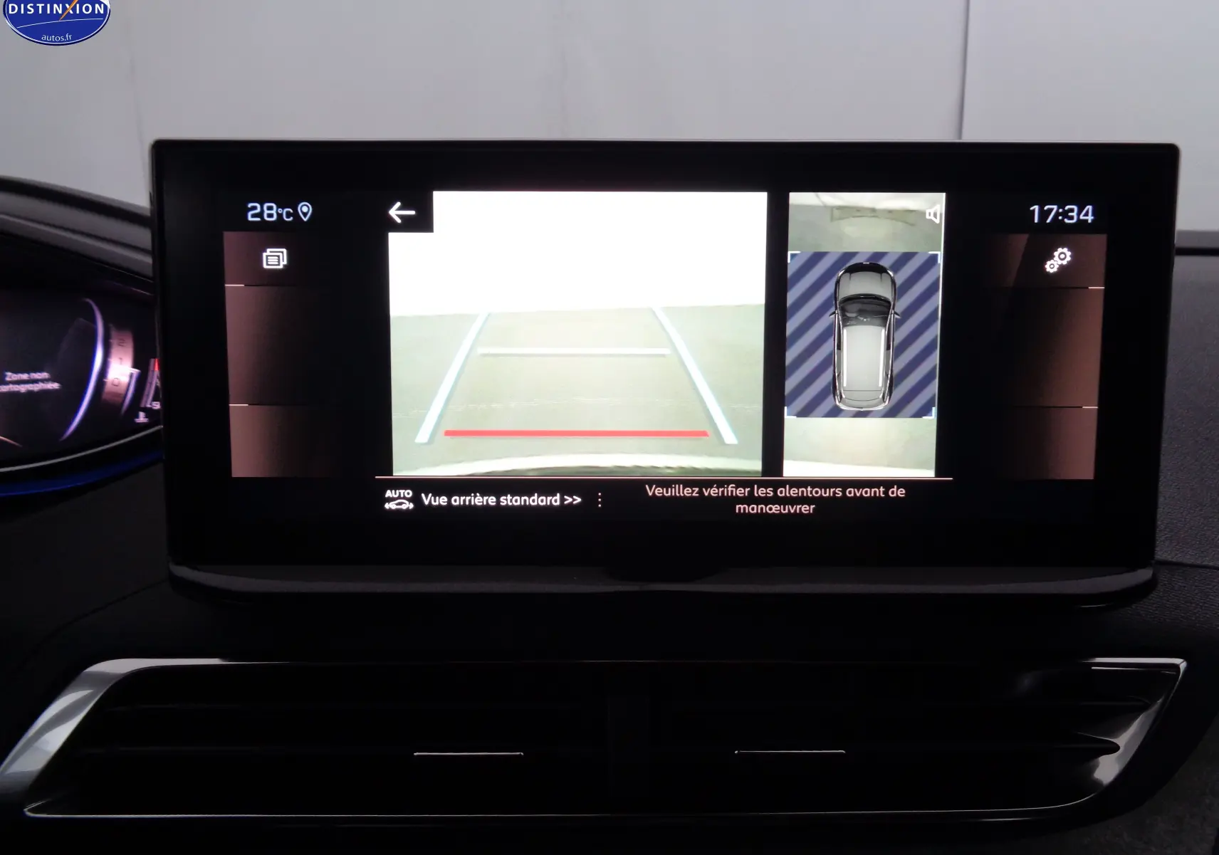 Écran central du Peugeot 3008 GT 2023 montrant la caméra de recul avec vue arrière et affichage 360° du véhicule gris platinium.