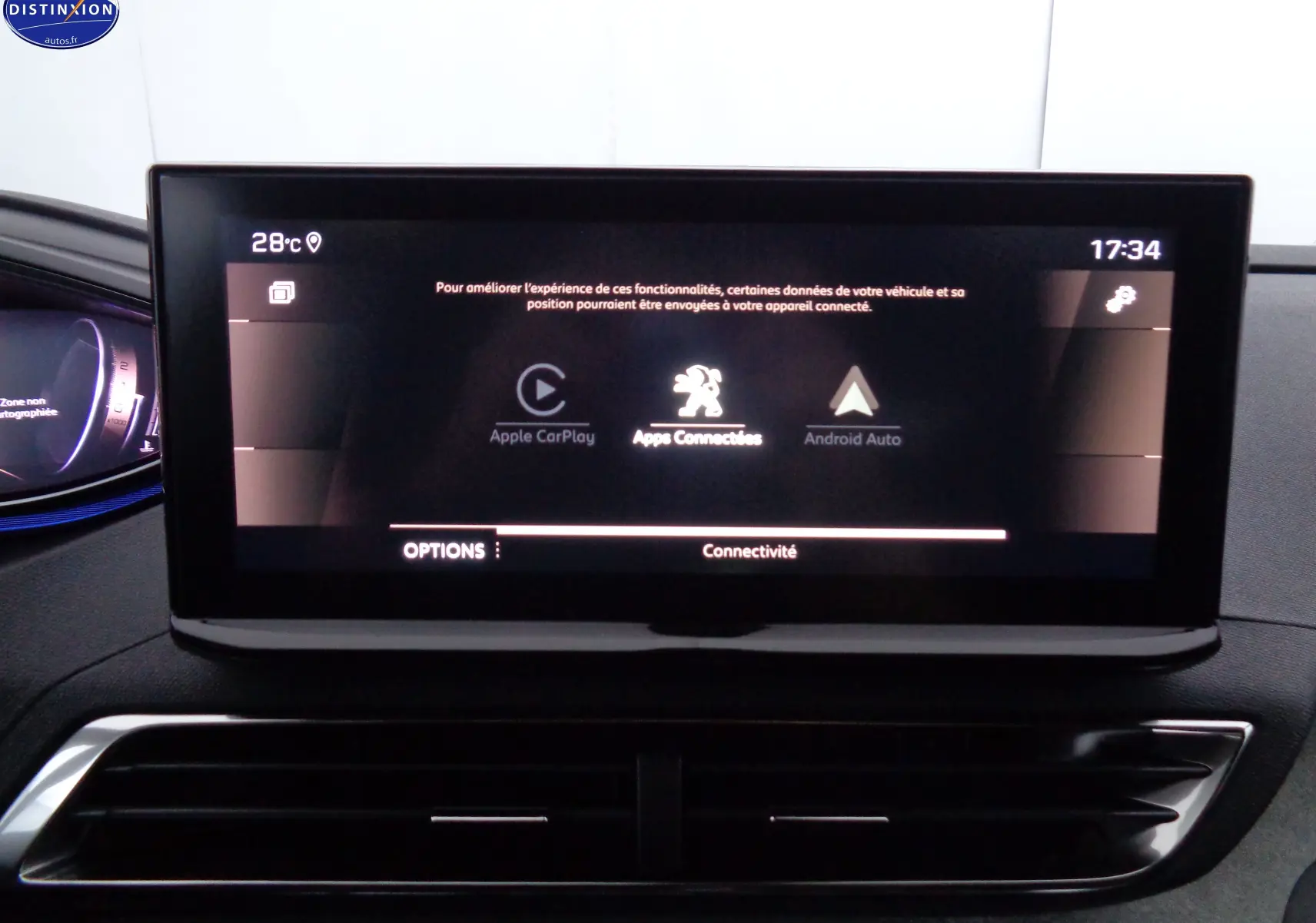 Écran tactile central du Peugeot 3008 gris platinium, affichant les options Apple CarPlay et Android Auto.