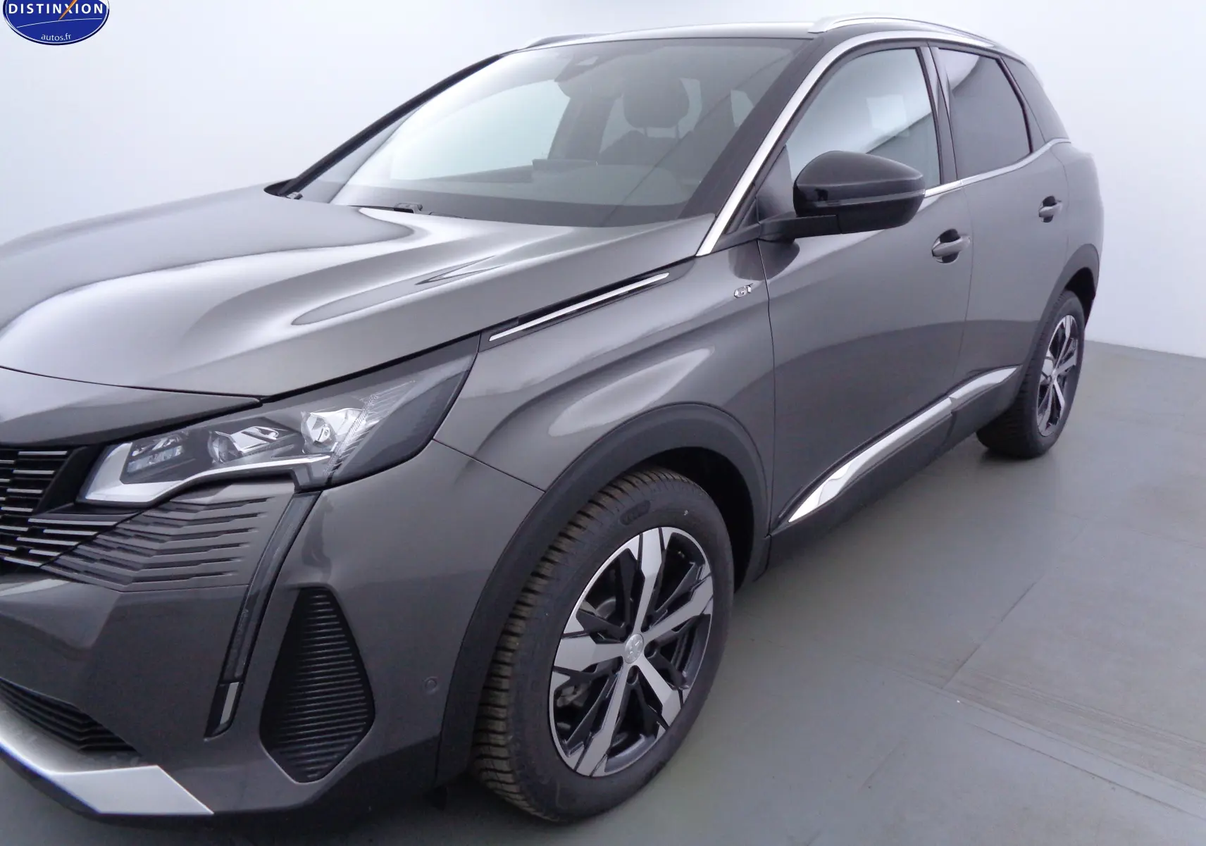 Peugeot 3008 gris platinium métal en vue 3/4 avant droit, avec jantes alliage et feux LED distinctifs.