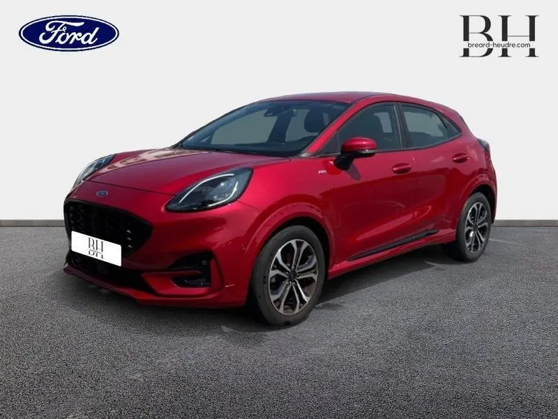 Ford Puma 2022 rouge métallisé vu en 3/4 avant droit avec jantes alliage et calandre noire distinctive.