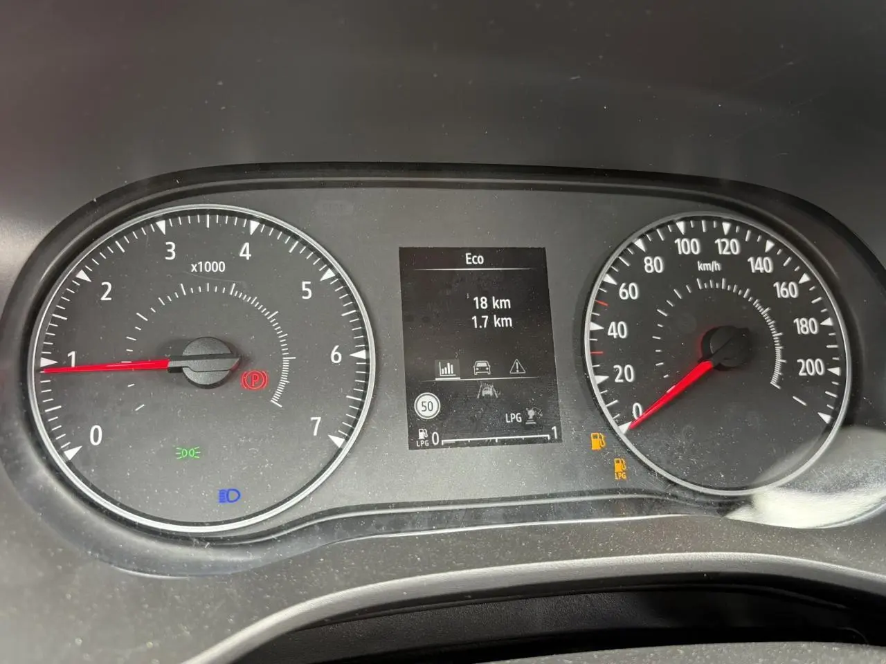 Vue rapprochée du tableau de bord du Dacia Jogger gris Schiste, affichant compte-tours, vitesse et écran central Eco.