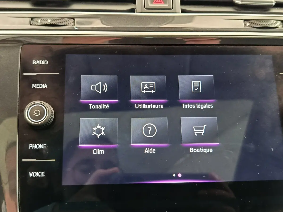 Écran tactile central du Volkswagen Tiguan 2.0 TDI 150 DSG7 Elegance affichant le menu des réglages, vue intérieure.