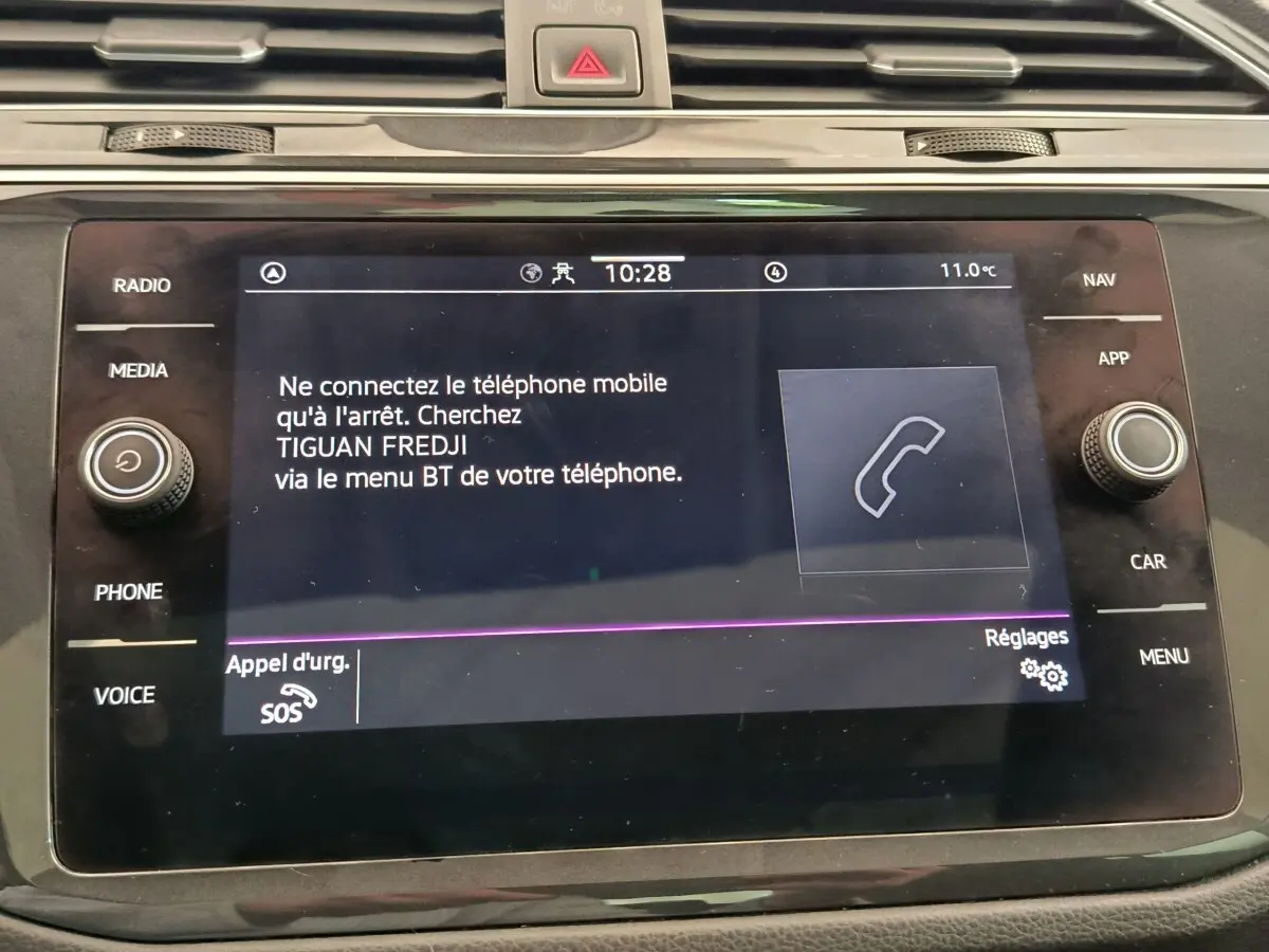 Écran tactile central du Volkswagen Tiguan 2.0 TDI 150 DSG7 Elegance affichant un message Bluetooth, vue rapprochée intérieure.