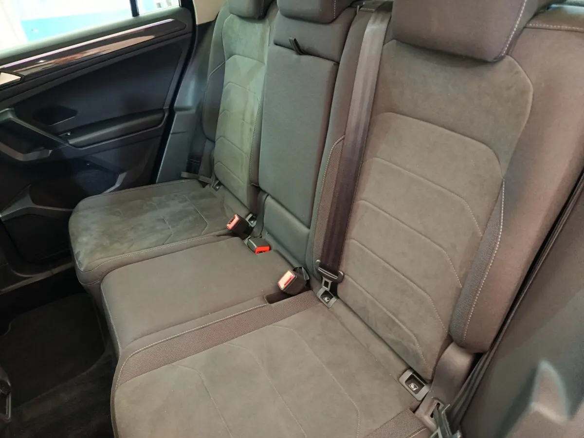 Vue intérieure côté droit des sièges arrière gris foncé du Volkswagen Tiguan 2.0 TDI 150 DSG7 Elegance 2022.