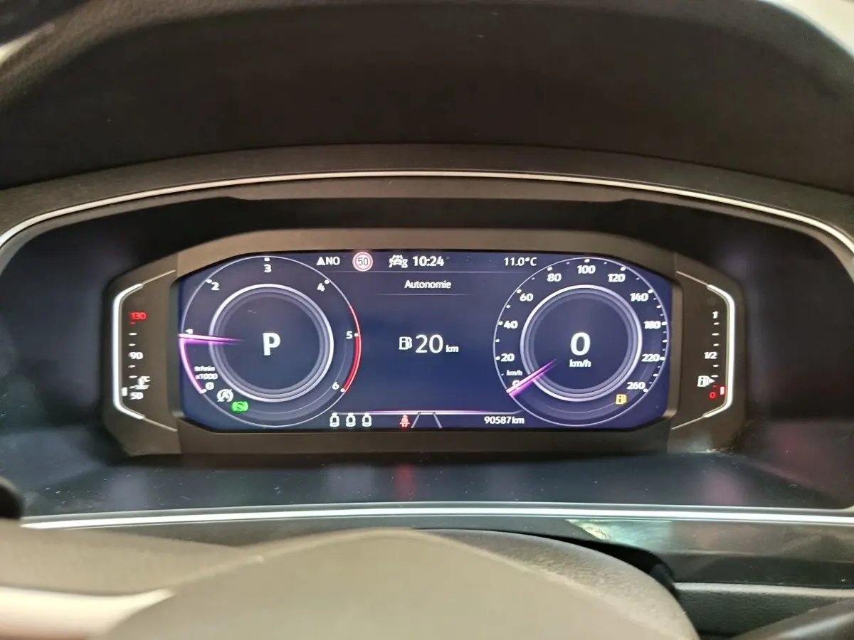 Tableau de bord numérique du Volkswagen Tiguan 2022, affichage digital avec autonomie et vitesse à 0 km/h.