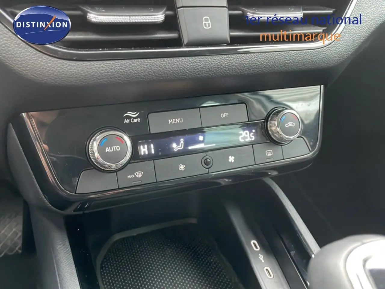 Vue rapprochée de la console centrale du Skoda Kamiq blanc glacier 2025, mettant en valeur la climatisation automatique digitale.