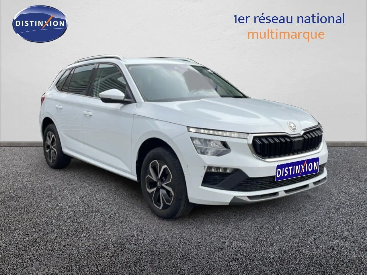 SKODA KAMIQ blanc glacier vu en 3/4 avant droit, avec calandre noire et jantes distinctives.