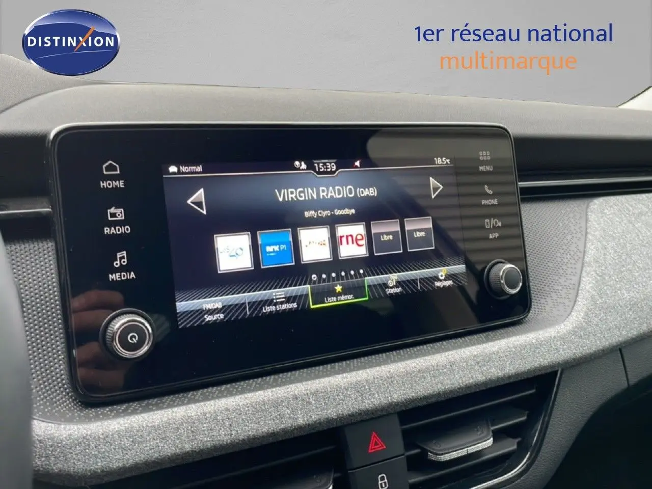 Vue rapprochée de l’écran multimédia tactile du Skoda Kamiq 2025, affichant la radio Virgin Radio en mode DAB.