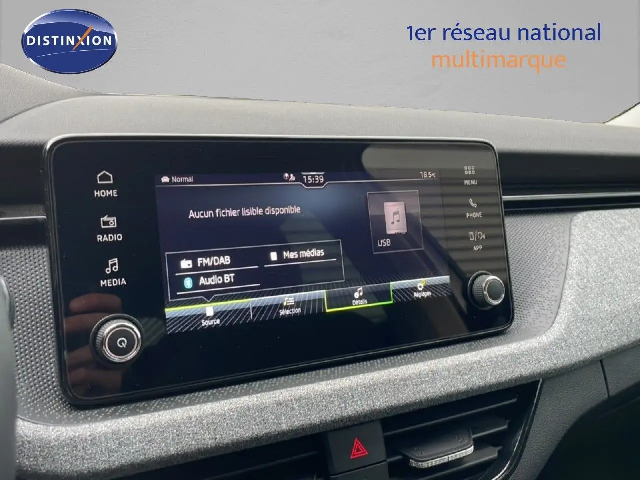 Écran tactile central du Skoda Kamiq blanc glacier 2025, affichant les options multimédias avec interface moderne.
