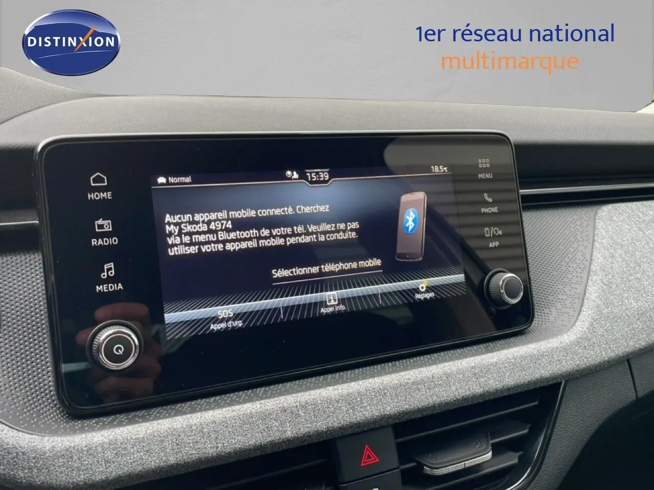 Vue rapprochée de l’écran tactile central du Skoda Kamiq blanc glacier 2025, affichant le menu Bluetooth et commandes multimédia.