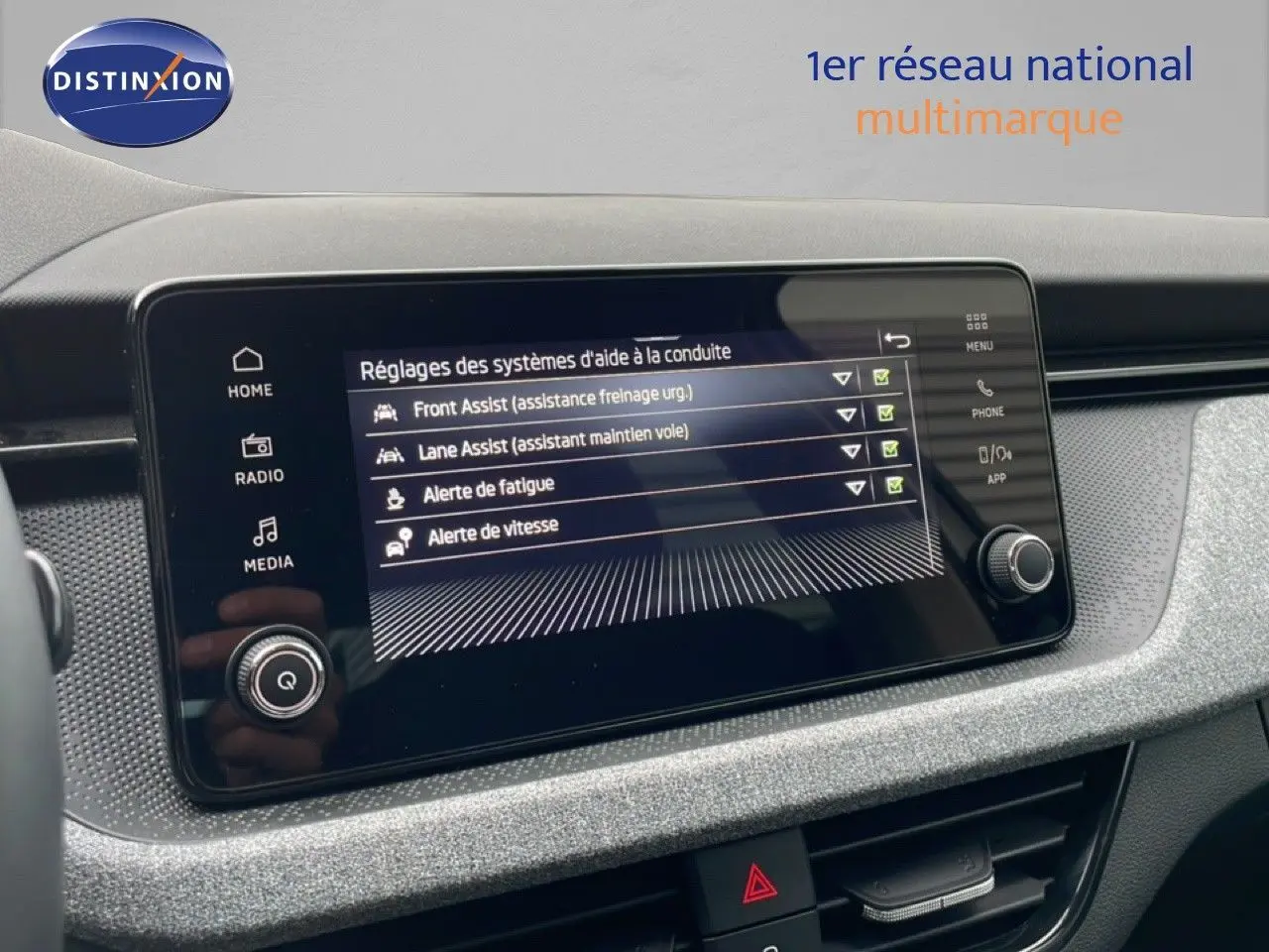 Écran central tactile du tableau de bord du Skoda Kamiq 2025 affichant les réglages des aides à la conduite.