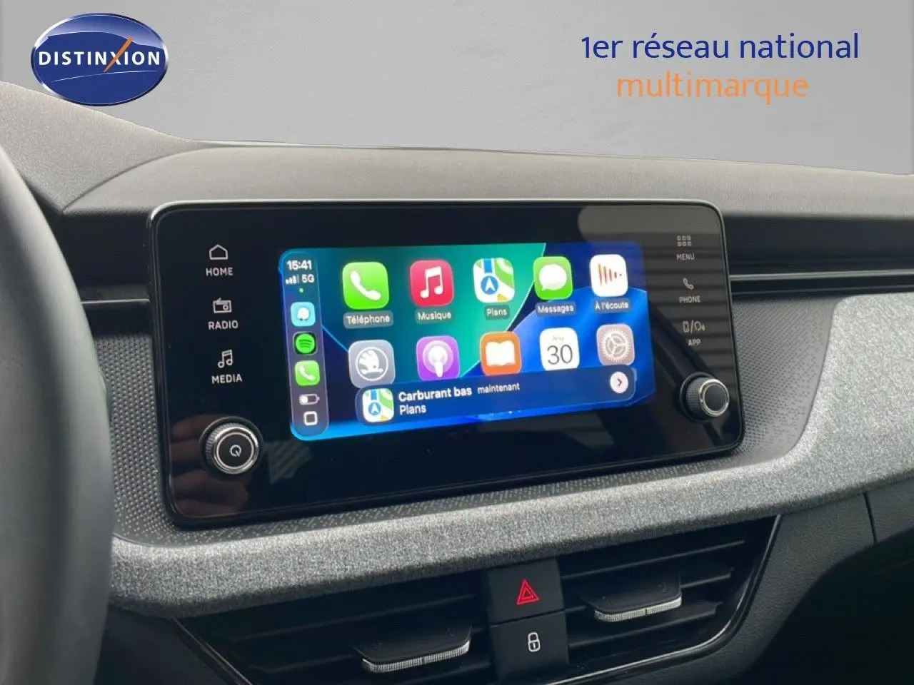Vue rapprochée de l’écran tactile central du Skoda Kamiq blanc glacier 2025 avec interface Apple CarPlay affichée.