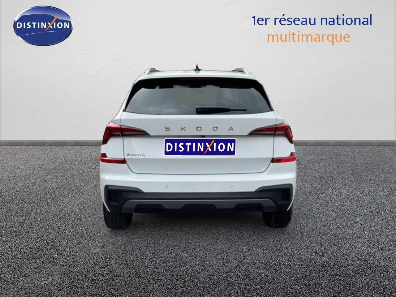 Vue arrière d'un Skoda Kamiq blanc glacier 2025 avec feux LED et logo distinctif sur le hayon.