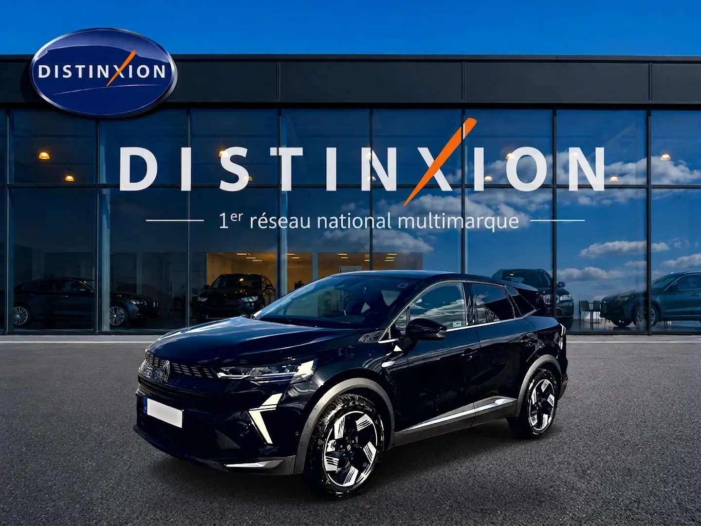 Renault Symbioz 1.8 e-tech noir étoile en 3/4 avant droit, avec jantes alu distinctives et signature lumineuse LED.
