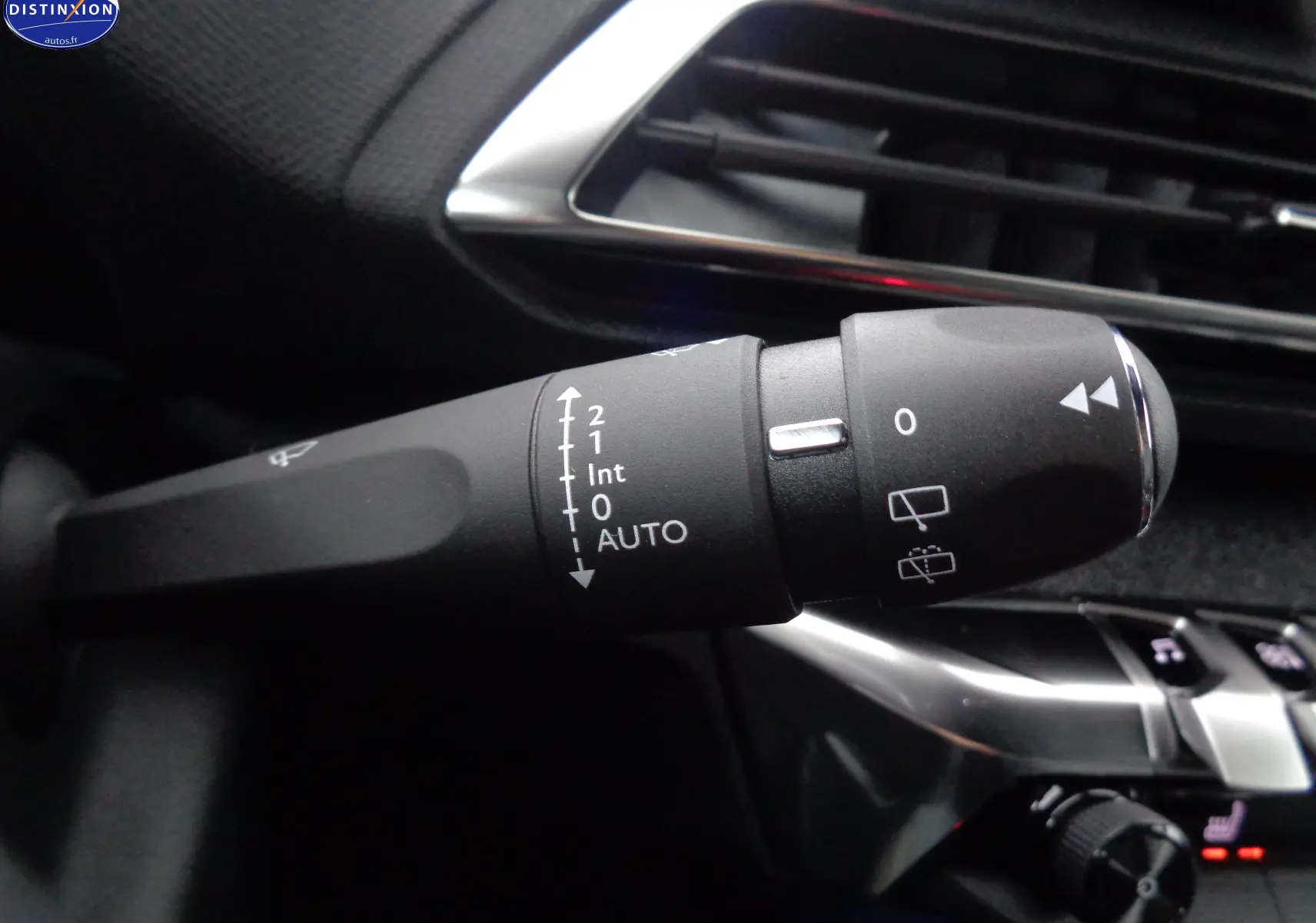 Gros plan sur la commande des essuie-glaces dans l'habitacle du Peugeot 3008 gris platinium 2023.